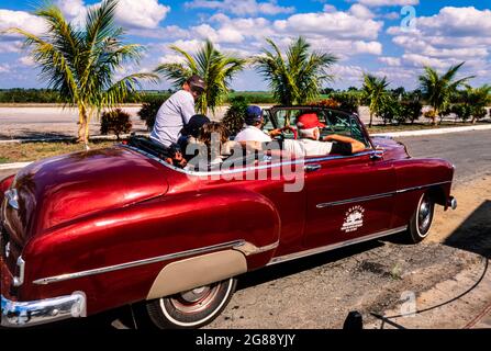 American convertibile, 1951 Chevrolet Styleline Deluxe Bel Air, con i turisti alla stazione di servizio sulla strada da l'Avana a Santa Clara, Cuba Foto Stock