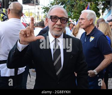 MIAMI, FL - LUGLIO 17: Emilio Estefan è visto come cubano americano mostrare sostegno per i manifestanti a Cuba durante il Rally per la democrazia alla Freedom Tower il 17 Luglio 2021 a Miami Florida. Credito: Mpi04/MediaPunch Foto Stock