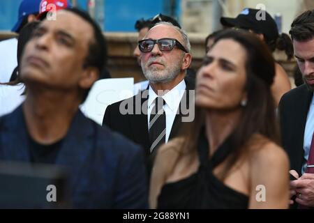 MIAMI, FL - LUGLIO 17: Emilio Estefan, Jon Secada e sua moglie Maritere Vilar sono visti come cubani americani mostrare sostegno per i manifestanti a Cuba durante il Rally per la democrazia alla Freedom Tower il 17 luglio 2021 a Miami Florida. Credito: Mpi04/MediaPunch Foto Stock