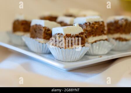 Shooters torta di carota con Topping Shooters Buttercream Foto Stock