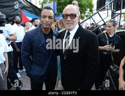 MIAMI, FL - LUGLIO 17: Emilio Estefan e Jon Secada sono visti come cubani americani mostrare sostegno per i manifestanti a Cuba durante il Rally per la democrazia alla Freedom Tower il 17 luglio 2021 a Miami Florida. Credito: Mpi04/MediaPunch Foto Stock