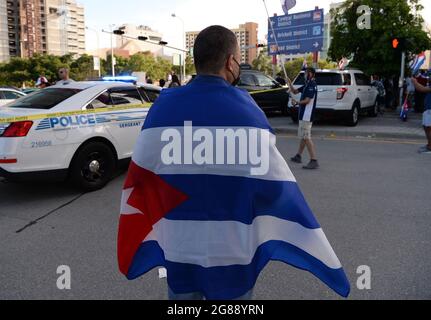 MIAMI, FL - LUGLIO 17: Gli Americani cubani mostrano il sostegno ai manifestanti a Cuba durante il Rally per la democrazia alla Freedom Tower il 17 luglio 2021 a Miami, Florida. Credito: Mpi04/MediaPunch Foto Stock