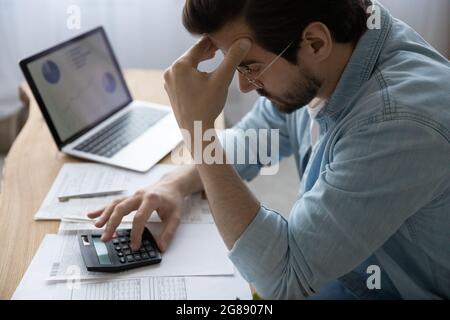 Ha sottolineato il giovane che calcola le spese interne, avendo problemi finanziari. Foto Stock