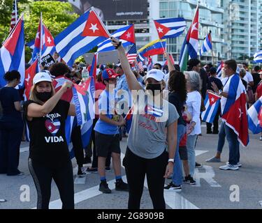 MIAMI, FL - LUGLIO 17: Gli Americani cubani mostrano il sostegno ai manifestanti a Cuba durante il Rally per la democrazia alla Freedom Tower il 17 luglio 2021 a Miami, Florida. Credito: Mpi04/MediaPunch Foto Stock