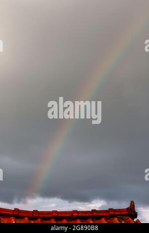 17 luglio 2021-Sangju, Corea del Sud-UN arcobaleno appare nel cielo sopra Sangju, il 17 luglio 2021 a Sangju, Corea del Sud. Foto Stock