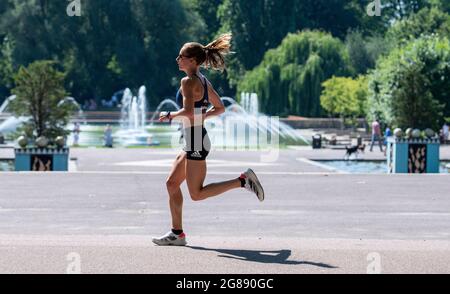 Battersea Park, Regno Unito. 18 luglio 2021. Stephanie Davis Team GB Olympic Marathon Runner si allena nel caldo di Battersea Park in preparazione del caldo ai Giochi Olimpici di Tokyo 2020. Credit: Nigel Bramley/Alamy Live News Foto Stock