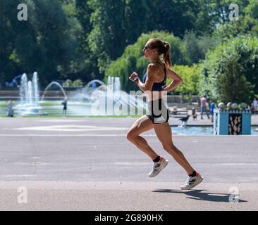 Battersea Park, Regno Unito. 18 luglio 2021. Stephanie Davis Team GB Olympic Marathon Runner si allena nel caldo di Battersea Park in preparazione del caldo ai Giochi Olimpici di Tokyo 2020. Credit: Nigel Bramley/Alamy Live News Foto Stock