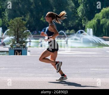 Battersea Park, Regno Unito. 18 luglio 2021. Stephanie Davis Team GB Olympic Marathon Runner si allena nel caldo di Battersea Park in preparazione del caldo ai Giochi Olimpici di Tokyo 2020. Credit: Nigel Bramley/Alamy Live News Foto Stock