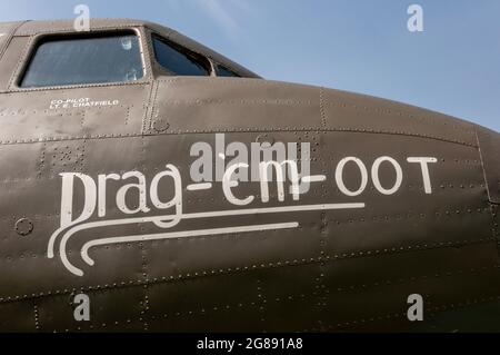 Douglas C-47 Skytrain, Dakota chiamato drag em oot. Il veterano del D-Day ha servito con l'esercito americano Air Force che ha fatto cadere i paracadutisti a St Mere Eglise vicino alla Normandia Foto Stock