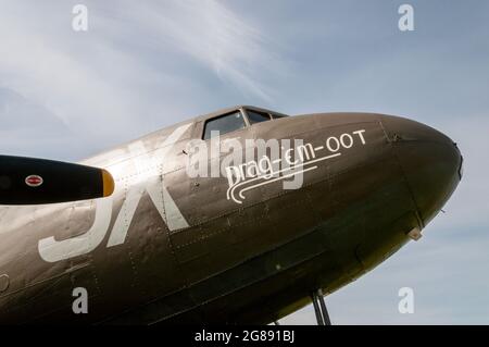 Douglas C-47 Skytrain, Dakota chiamato drag em oot. Il veterano del D-Day ha servito con l'esercito americano Air Force che ha fatto cadere i paracadutisti a St Mere Eglise vicino alla Normandia Foto Stock