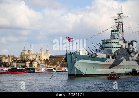 HMS Belfast ormeggiata di fronte alla Torre di Londra sul Tamigi, Londra, Regno Unito. Storia militare turismo. Monumenti di Londra Foto Stock