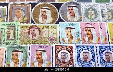 Francobollo annullato stampato da Kuwait , che mostra motivi da Kuwait , circa 1900-1990. Foto Stock