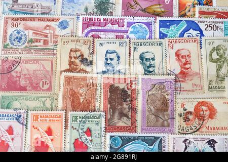 Francobollo annullato stampato dal Madagascar, che mostra motivi dal Madagascar, circa 1900-1990. Foto Stock