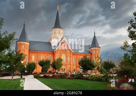 Provo, Utah, USA a Provo centro città tempio al crepuscolo. Foto Stock