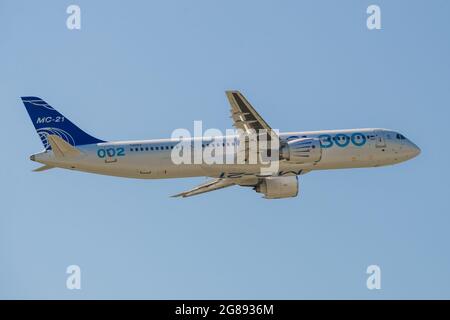 ZHUKOVSKY, RUSSIA - 30 AGOSTO 2019: Nuovo aereo passeggeri russo MS-21 (73053) in volo. Frammento del programma dimostrativo al MAKS-2019 ai Foto Stock