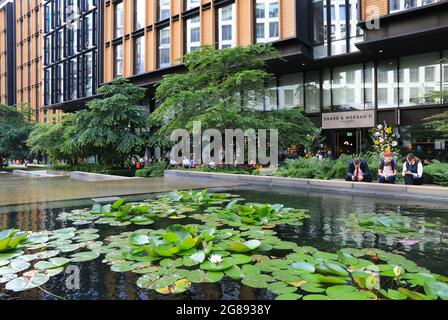 L'acqua si trova di fronte al ristorante Drake & Morgan su Pancras Square, dietro Kings Cross, a nord di Londra, Regno Unito Foto Stock