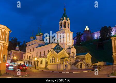 Chiesa della Natività di Giovanni Battista nel paesaggio urbano notturno. Nizhny Novgorod, Russia Foto Stock