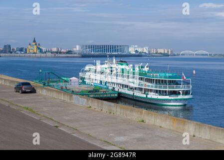 NIZHNY NOVGOROD, RUSSIA - 29 AGOSTO 2020: Nave da crociera 'Aldan' sullo sfondo del fiume Volga in un giorno soleggiato di agosto Foto Stock