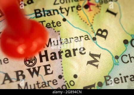 Location Harare in Zimbabwe, mappa con spilla closeup, viaggio e viaggio concetto con marker, Africa Foto Stock