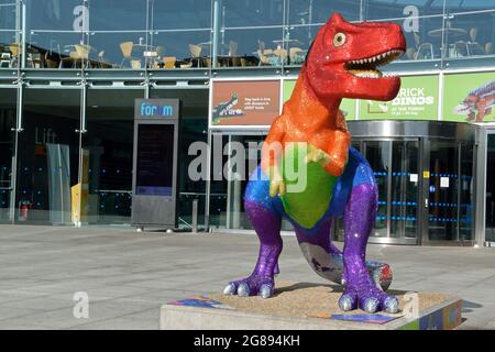 Sensibilizzare i bambini alla carità 'Break', GoGoDiscover T.Rex scultura 'Prideasaurus' fuori dal Forum a Norwich, Norfolk, Regno Unito Foto Stock