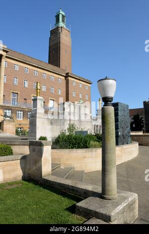 Memoriale di guerra e giardini di fronte Norwich City Hall. A destra è 'Breath', una scultura in bronzo di artista Paul de Monchaux Foto Stock