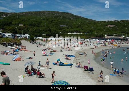 Domenica 18 luglio 2021 Sneem, Co. Kerry, Irlanda; con temprature che colpiscono in più di 30 gradi Celcius, la gente dove fuori e circa a Sneem e o'Carroll's Cove spiaggia godendo il tempo. La gente è, tuttavia, ricordata di indossare la protezione solare ed i cappelli ed anche ricordato per assicurarsi i loro animali domestici sono sicuri e non camminare loro nel mezzo della giornata dovuto il calore eccessivo. Credit; ed/Alamy Live News Foto Stock