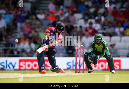 Il Moeen Ali dell'Inghilterra pipistrelli durante la partita internazionale Twenty20 a Emerald Headingley, Leeds. Data immagine: Domenica 18 luglio 2021. Foto Stock