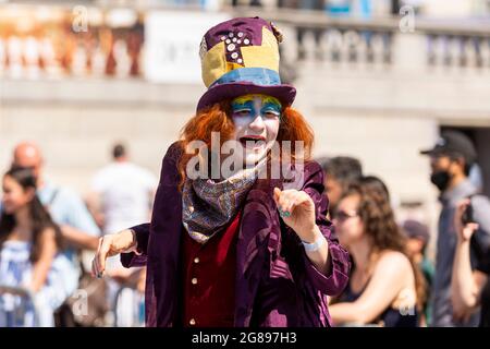 Londra, Regno Unito. 18 luglio 2021. Un attore vestito come il Mad Hatter (come un rook bianco) al Chess Fest in Trafalgar Square. L'evento celebra il gioco degli scacchi e i visitatori possono imparare il gioco, giocare a scacchi o sfidare un Gran Maestro. Inoltre, per celebrare il 150° anniversario di Alice di Lewis Carroll attraverso il libro Looking Glass che ha presentato il gioco degli scacchi, 32 attori vestiti da Alice attraverso i personaggi Looking Glass si trovano su una scacchiera gigante che riproduce un gioco basato sul libro. Credit: Stephen Chung / Alamy Live News Foto Stock