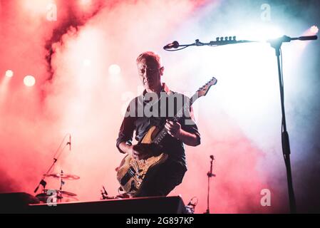 Collegno, Italia. 17 luglio 2021. FLOWERS FESTIVAL, COLLEGNO, ITALIA 17 LUGLIO: Massimiliano "Max" Casacci, chitarrista della band rock/pop italiana Subsonica, si esibisce dal vivo sul palco per il primo concerto tourist estivo 2021 della band. (Foto di Alessandro Bosio/Pacific Press/Sipa USA) Credit: Sipa USA/Alamy Live News Foto Stock