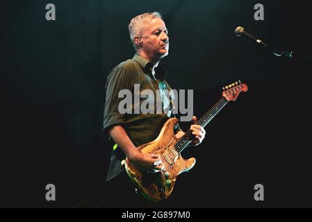 Collegno, Italia. 17 luglio 2021. FLOWERS FESTIVAL, COLLEGNO, ITALIA 17 LUGLIO: Massimiliano "Max" Casacci, chitarrista della band rock/pop italiana Subsonica, si esibisce dal vivo sul palco per il primo concerto tourist estivo 2021 della band. (Foto di Alessandro Bosio/Pacific Press/Sipa USA) Credit: Sipa USA/Alamy Live News Foto Stock