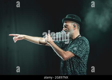 Collegno, Italia. 17 luglio 2021. FLOWERS FESTIVAL, COLLEGNO, ITALIA 17 LUGLIO: Samuel Romano, cantante della band rock/pop italiana Subsonica, ha suonato dal vivo sul palco per il primo concerto tourn estivo 2021 della band. (Foto di Alessandro Bosio/Pacific Press/Sipa USA) Credit: Sipa USA/Alamy Live News Foto Stock