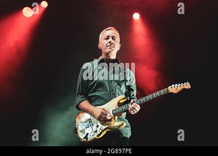 Collegno, Italia. 17 luglio 2021. FLOWERS FESTIVAL, COLLEGNO, ITALIA 17 LUGLIO: Massimiliano "Max" Casacci, chitarrista della band rock/pop italiana Subsonica, si esibisce dal vivo sul palco per il primo concerto tourist estivo 2021 della band. (Foto di Alessandro Bosio/Pacific Press/Sipa USA) Credit: Sipa USA/Alamy Live News Foto Stock