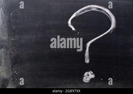 Colore bianco chak del disegno a mano nel punto interrogativo forma su sfondo blackboard Foto Stock