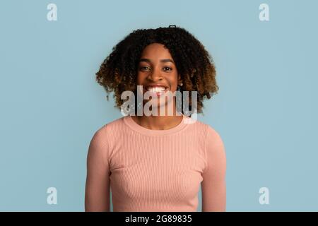 Ritratto di giovane donna Africana americana attraente con capelli ricci Foto Stock