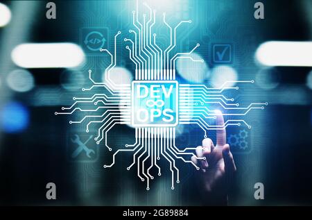 Sviluppo Agile e concetto di ottimizzazione DevOps su schermo virtuale. Foto Stock