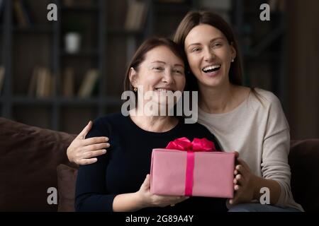 Felice grownup figlia e mamma anziana festeggiando la giornata delle madri Foto Stock