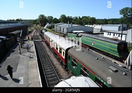 Pullman alla stazione del parco di Sheffield sulla ferrovia Bluebell Foto Stock