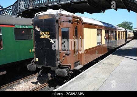 Pullman alla stazione del parco di Sheffield sulla ferrovia Bluebell Foto Stock