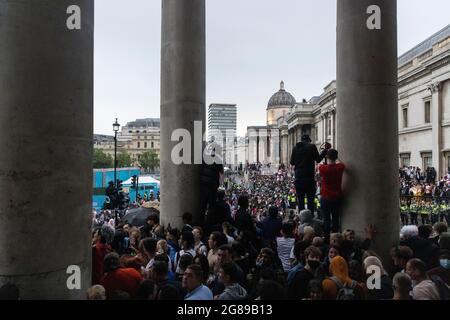 Una folla di tifosi inglesi fuori dalla zona fan durante la finale inglese contro Italia Euro 2020, Trafalgar Square, Londra, 11 luglio 2021 Foto Stock