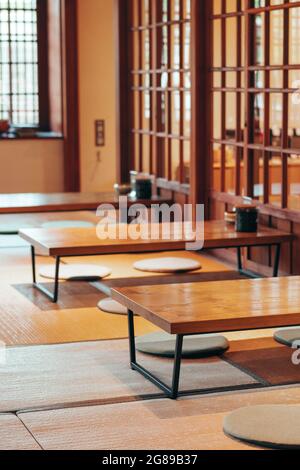 Casa tradizionale giapponese machiya o ristorante ryokan con tavolo e porte in legno con luce naturale luminosa Foto Stock