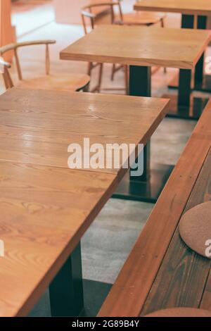 Casa tradizionale giapponese machiya o ristorante ryokan con tavolo e porte in legno con luce naturale luminosa Foto Stock