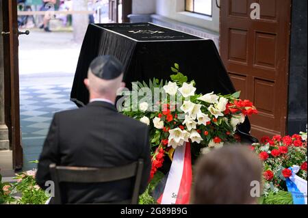 Amburgo, Germania. 18 luglio 2021. La bara di Esther Bejarano, coperta da una copertura, si trova di fronte a corone di fiori e lutto nella cappella. Esther Bejarano, sopravvissuto al campo di concentramento, è stato sepolto domenica nel cimitero ebraico di Amburgo-Ohlsdorf. Credit: Jonas Walzberg/dpa-Pool/dpa/Alamy Live News Foto Stock