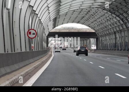 Varsavia, Polonia - 25 giugno 2021: Nessun sorpasso per gli autocarri. Strade nel centro di Varsavia senza ingorghi. Poche auto sul percorso nel tunnel. Foto Stock