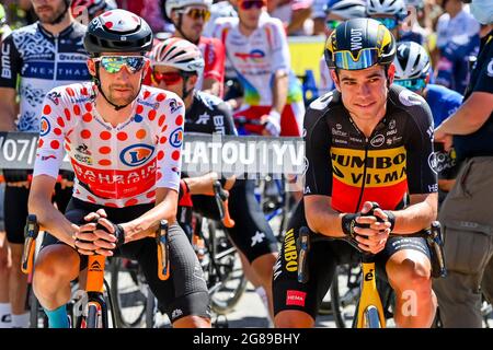 L'olandese Wout Poels del Bahrain vittorioso e il belga Wout Van Aert del Team Jumbo-Visma hanno raffigurato all'inizio del 21 e all'ultima tappa del 108° editi Foto Stock