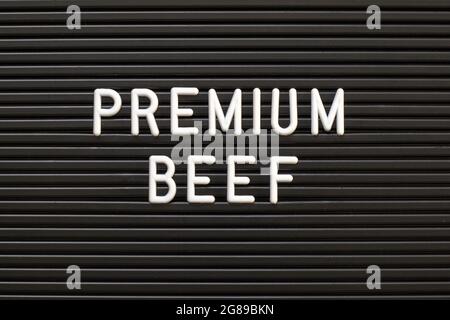 Pannello in feltro nero con alfabeto bianco in background di aggiunta di  parole Foto stock - Alamy