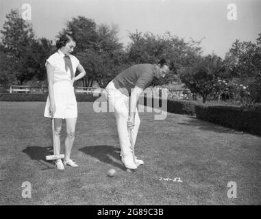 JOHN WAYNE giocando Croquet con la sua seconda moglie ESPERANZA BAUR a casa circa 1950 pubblicità per Repubblica Pictures Foto Stock