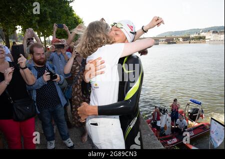 FRANCIA TABLOIDS OUT - dopo 650 km di nuoto, Arthur Germain è accolto dalla sua fidanzata Denise quando arriva a Rouen per la sua penultima tappa, ha 130 km a sinistra a le Havre. Arthur Germain, 19 anni, figlio del sindaco di Parigi, Anne Hidalgo sta attuando il suo progetto di nuotare i 780 km della Senna dalla sorgente in Côte d'Or con una partenza il 6 giugno e un arrivo a le Havre previsto per il 28 2021 luglio. Rouen, Francia il 18 luglio 2021. Foto di Laurent Zabulon/ABACAPRESS.COM Foto Stock