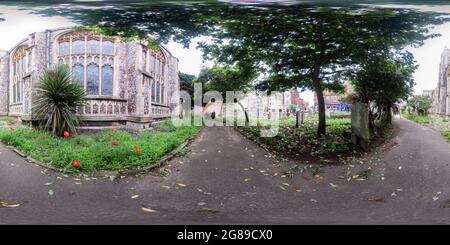 Visualizzazione panoramica a 360 gradi di Cromer, Norfolk, Regno Unito – luglio 2021. Panorama completamente sferico senza giunture a 360 gradi di una giornata di nebbia nella città balneare di Cromer, Norfolk settentrionale