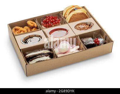 Assortimento di prodotti dolciari con bacche in un contenitore per consegna a domicilio su richiesta Foto Stock