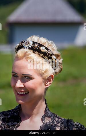 Ritratto di Donna bionda in pizzo Abito con Hairband e capelli ricci dalla parte anteriore Foto Stock